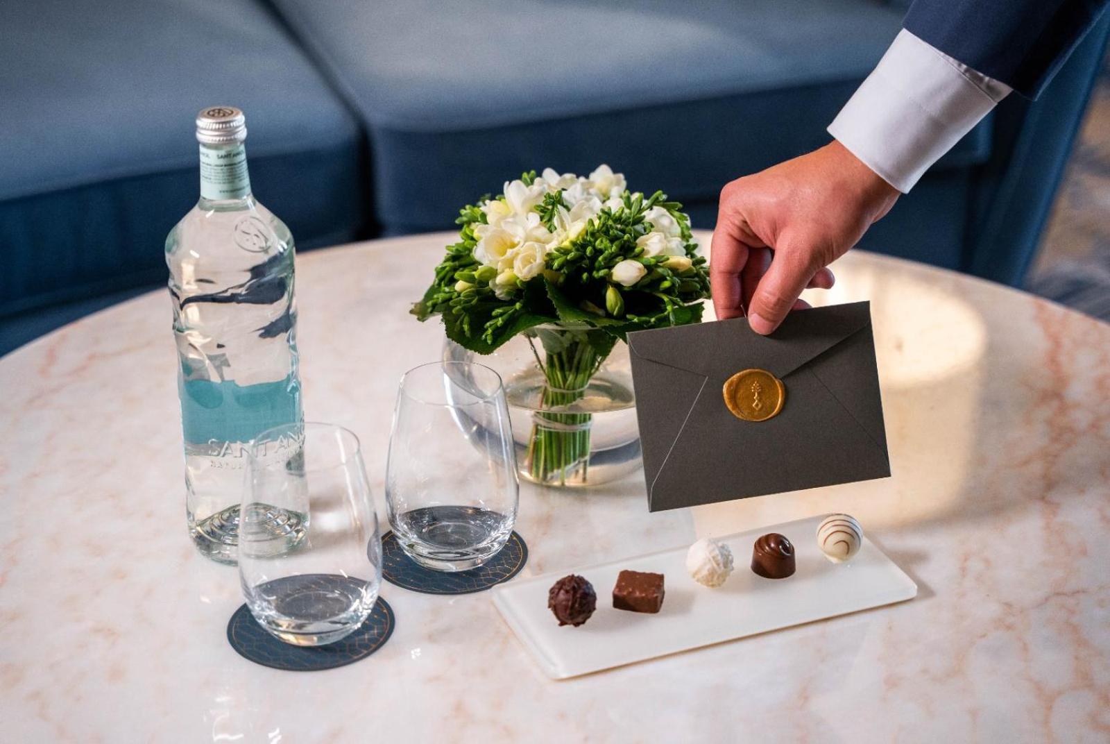 Jareed Hotel Рияд Екстериор снимка A butler delivers a letter